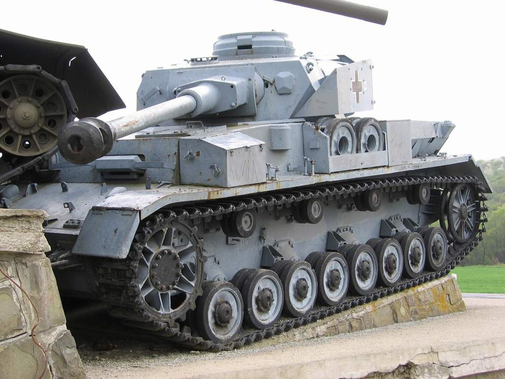 Pz.Kpfw. (Pz.Beob.Wg.) IV Ausf. J 1/35 (Ryefield Model RM-5033) 1280px-Dukla_Pass_battle_monument_detail-00