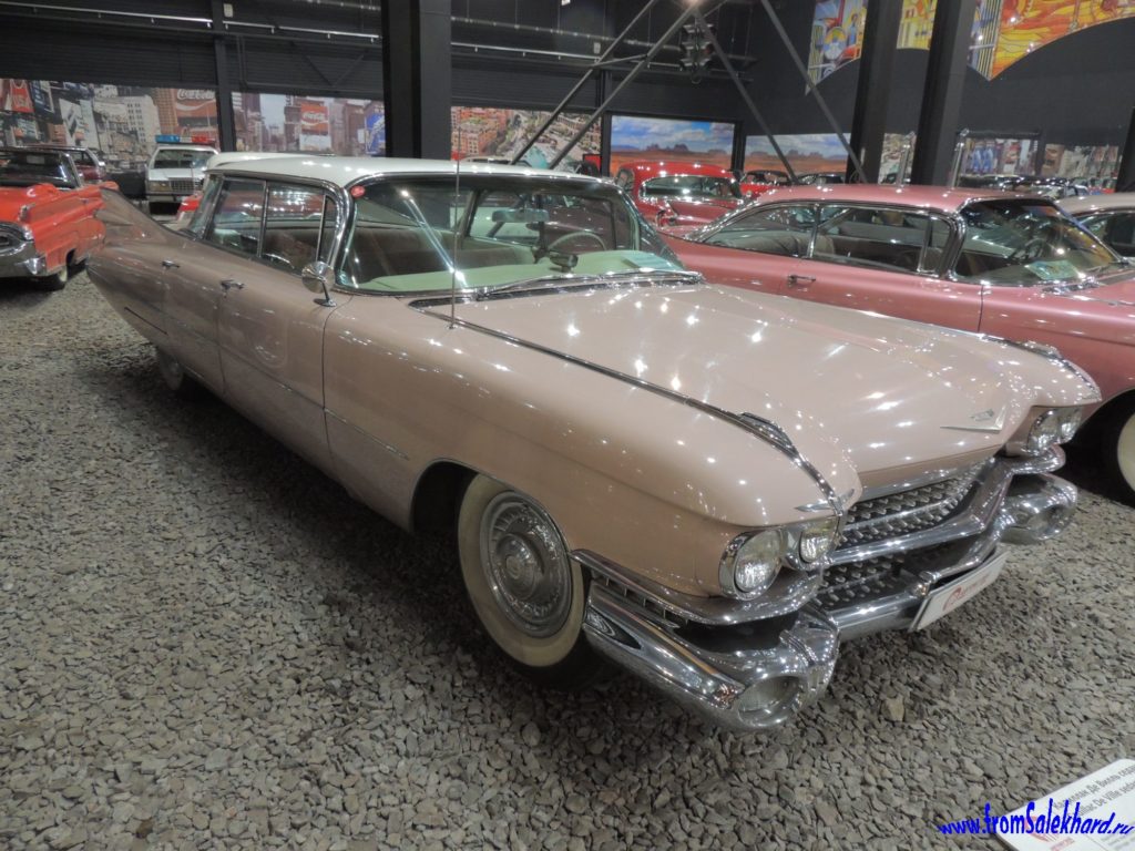 Автомобиль Cadillac De Ville sedan