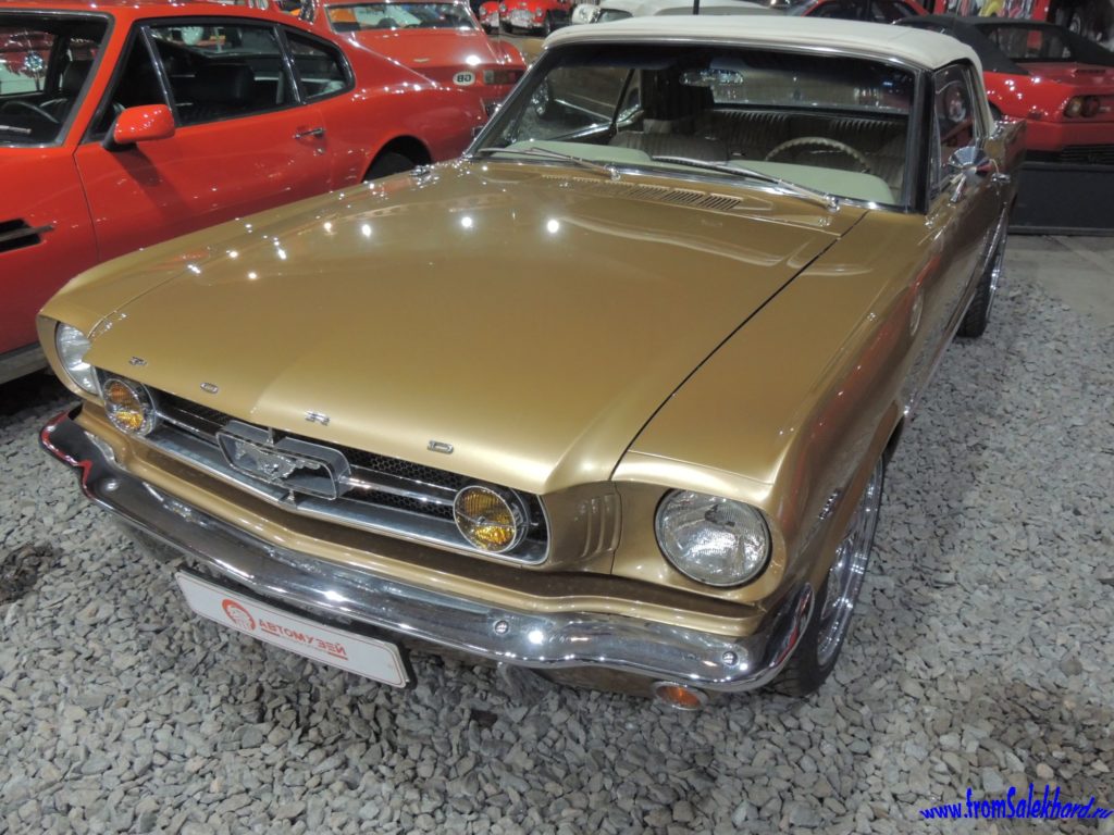 Автомобиль Ford Mustang