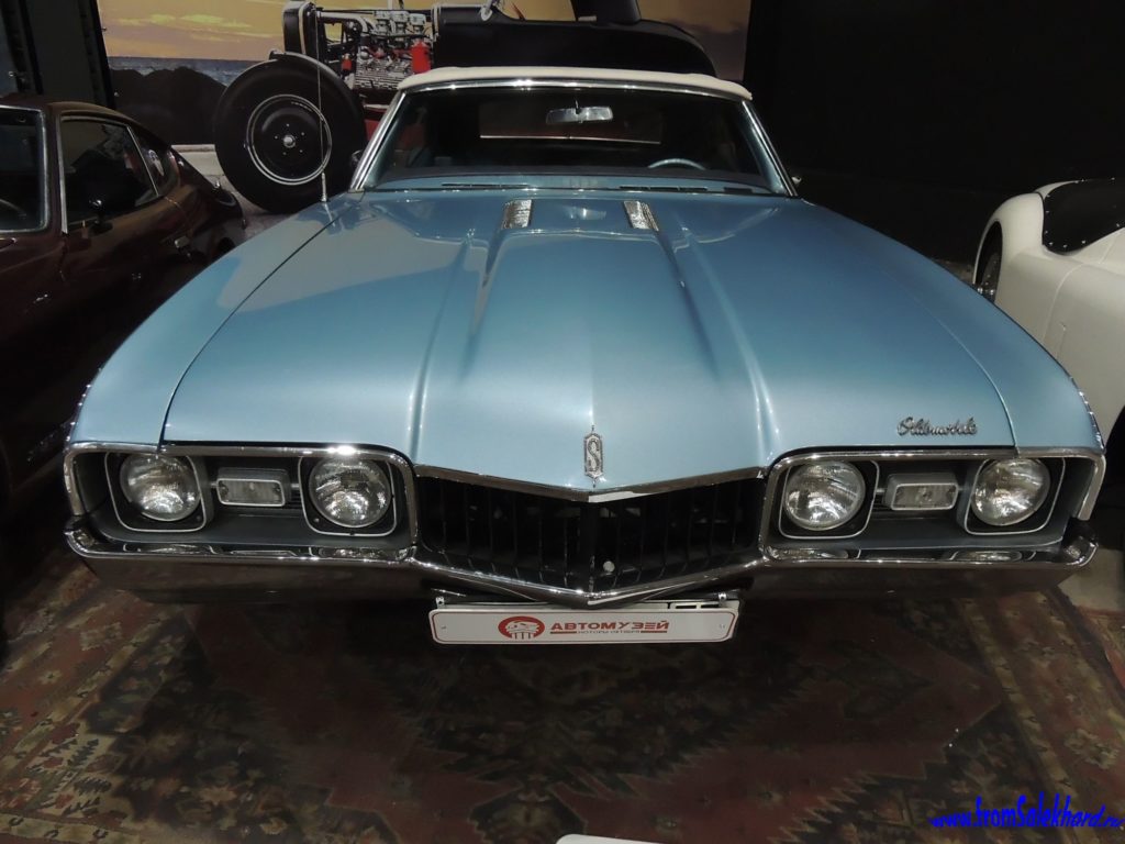 Автомобиль Oldsmobile Cutlass Supreme