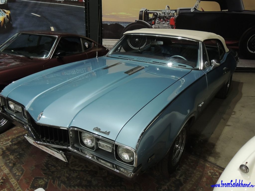 Автомобиль Oldsmobile Cutlass Supreme