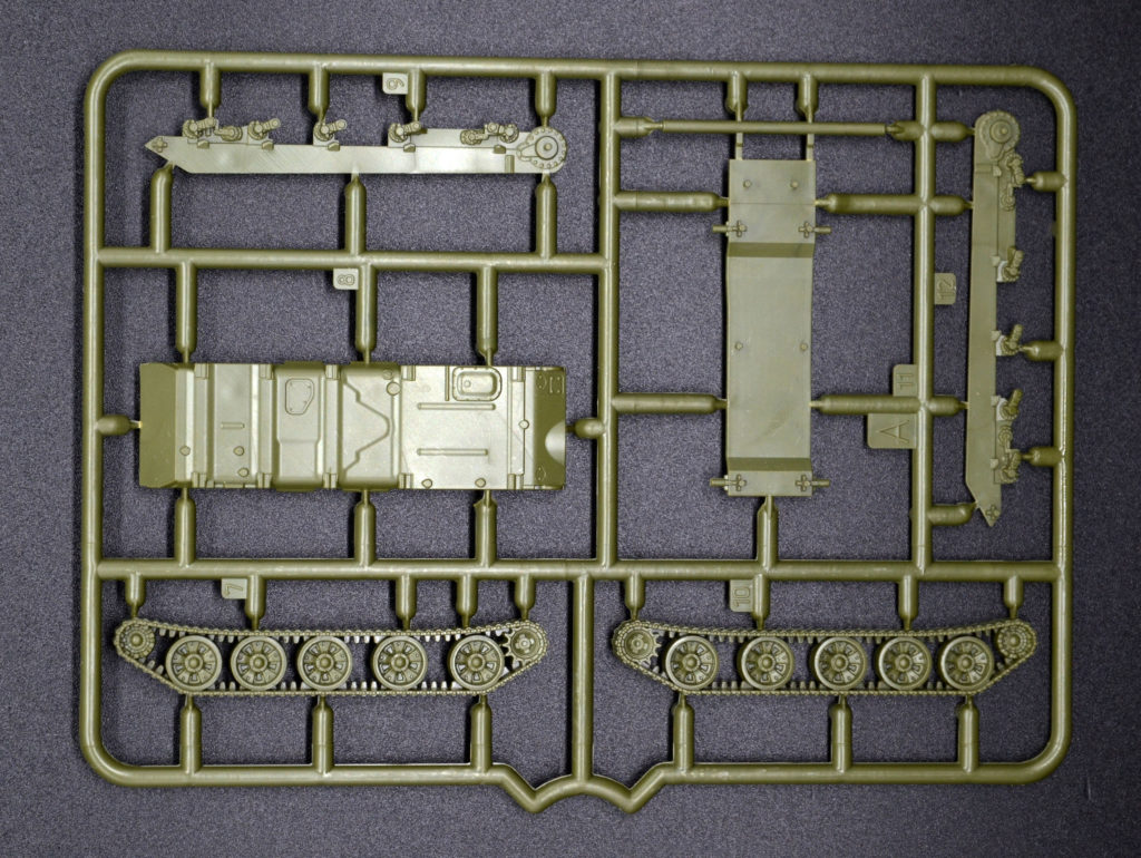Releases the Soviet T-62 MBT in 1/100 scale.